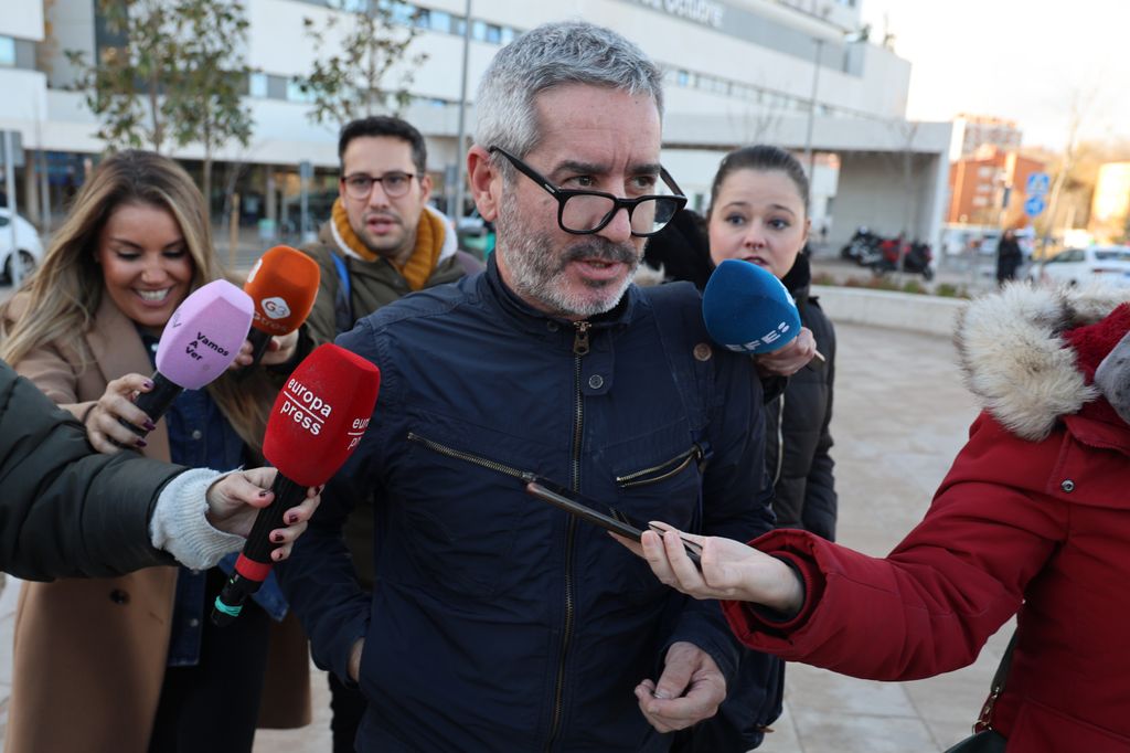 Jacobo Martos a la salida del Hospital 12 de Octubre, en Madrid