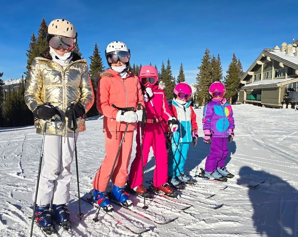 Durante las vacaciones familiares en Vail, Caro mostró valentía al descender de un acantilado con su papá.