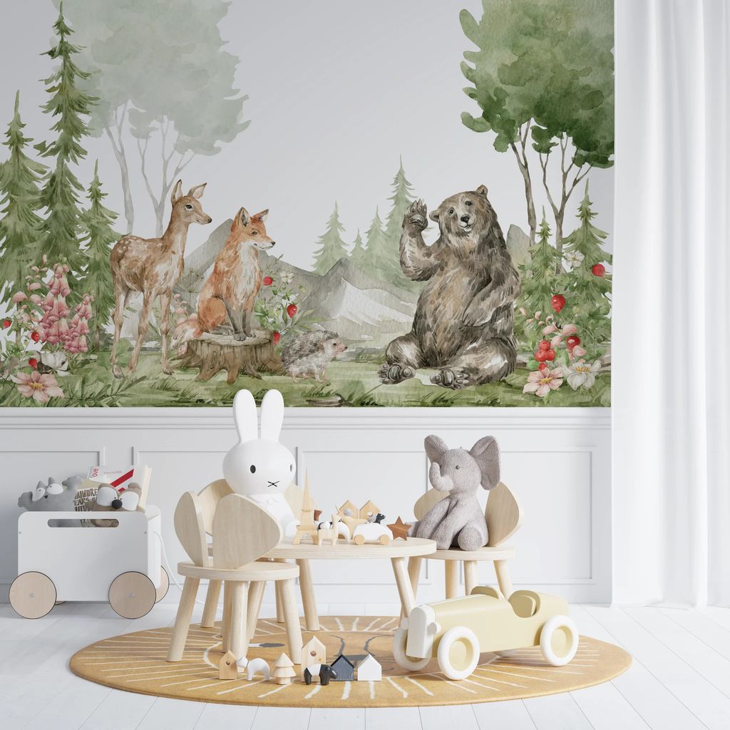 Mesa de madera infantil, de fondo un mural con motivos de animales