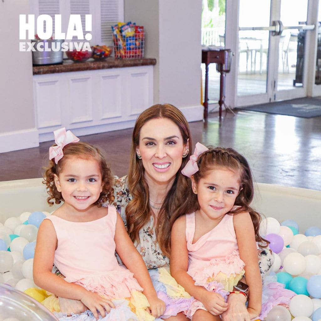 jacky bracamontes celebra el cuarto cumplea os de sus mellizas emilia y paula