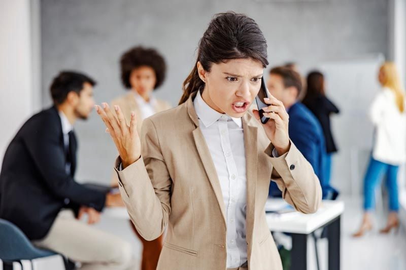 mujer enfadada telefono