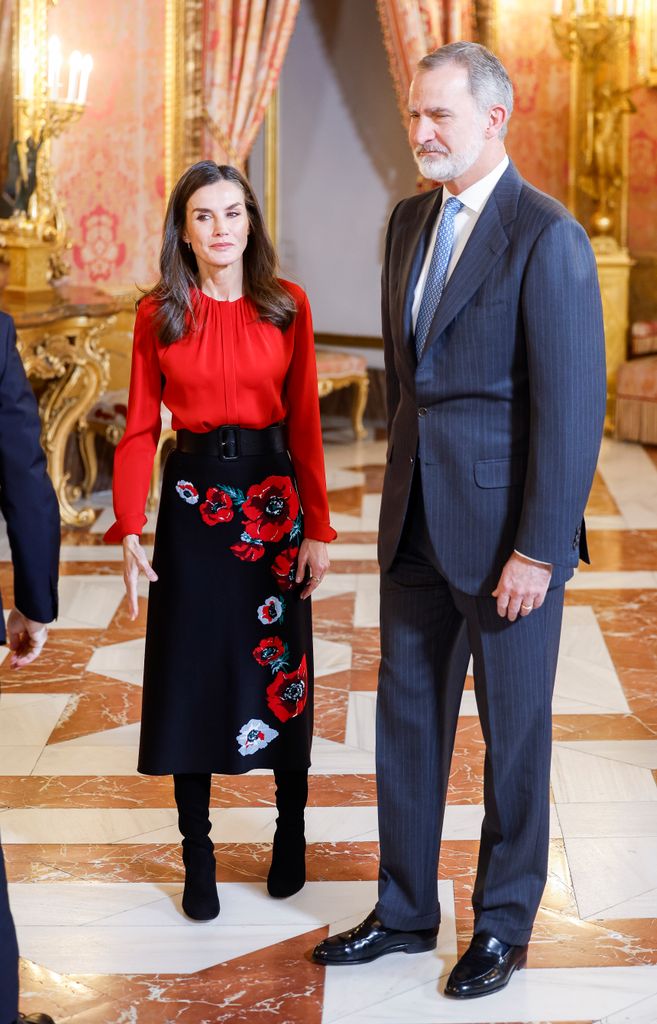 La reina Letizia recupera su blusa roja y falda de flores en la reunión del patronato de la Fundación Premios Princesa de Girona