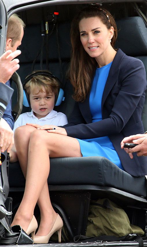 la duquesa de cambridge y su hijo george en un helicoptero