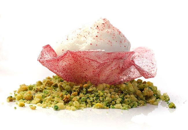 'Flor de hibiscus con pisco sour sobre crumble de pistachos', una de las creaciones más conocidas de Marte. Tanto significa para ella este plato (que se sirve como pre-postre) que incluso ha llegado a tatuarse una flor de hibiscus en ambos lados de la cadera.
