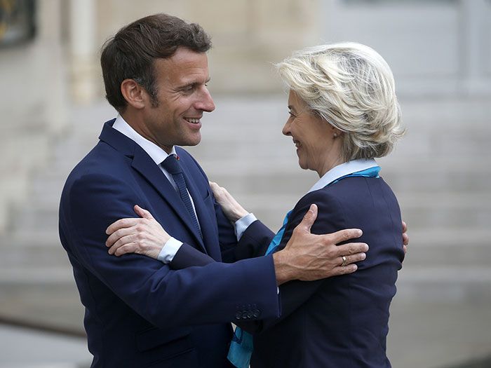 Imagen de Ursula von der Leyen junto a Emmanuel Macron 