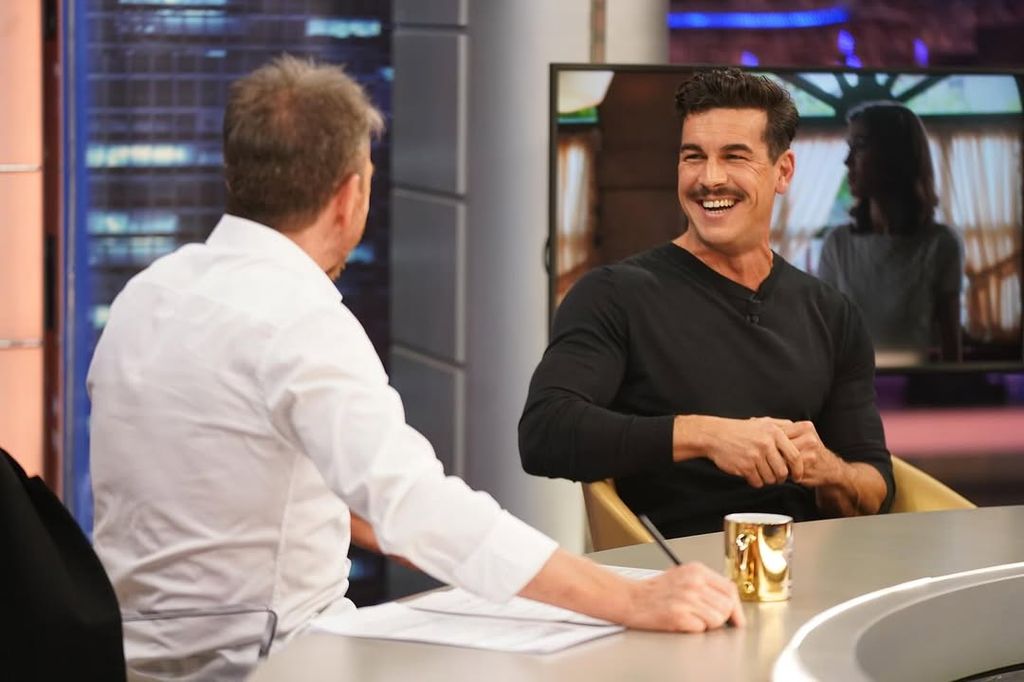 Mario Casas promociona su nueva película de época, 'El secreto del orfebre', en El Hormiguero 