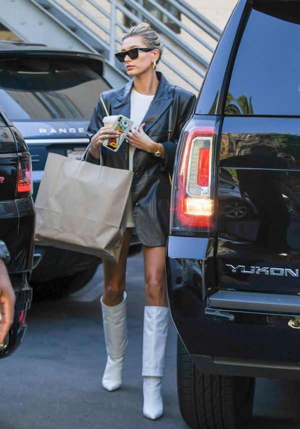 Hailey Baldwin con Les Bottes Pantalon de Jacquemus