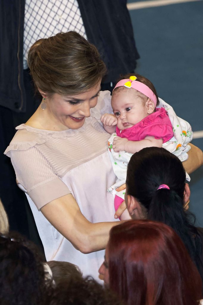 La imagen más maternal de la reina Letizia en Las Palmas de Gran Canaria. Abril de 2017