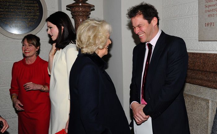 Dominic West saludando la reina Camilla