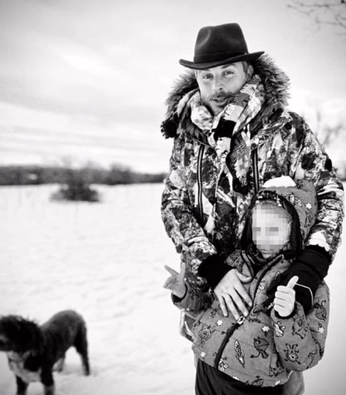 Óskar Salcedo junto a su hijo en la nieve