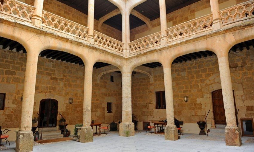 patio renacentista del castillo del buen amor en villanueva de ca edo salamanca