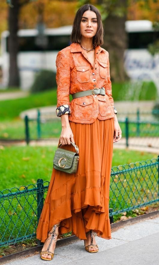 camila coelho con look de falda con bajos asim tricos naranja