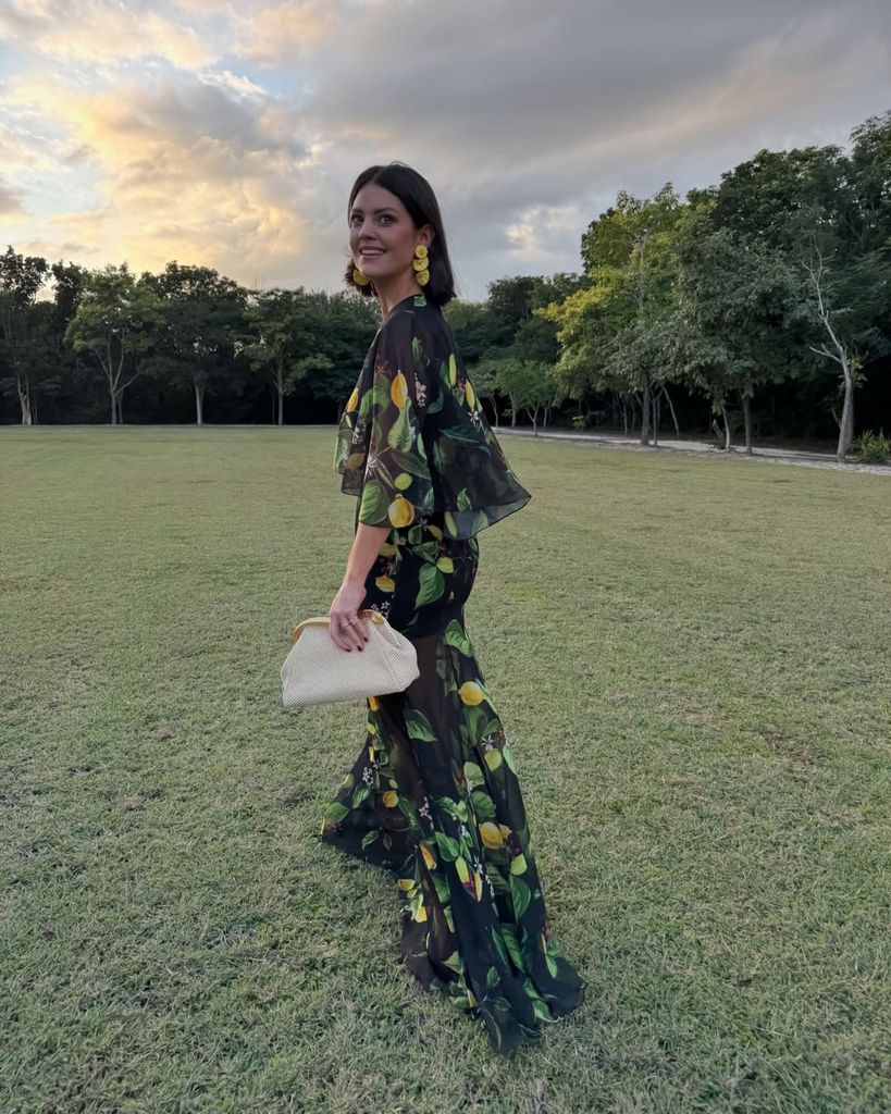 Isabelle Junot en México con vestido estampado de Philippa 1970