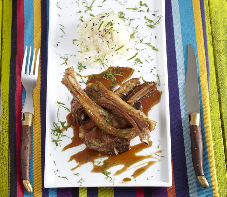 Chuletas de cordero con reducción de panela y arroz blanco