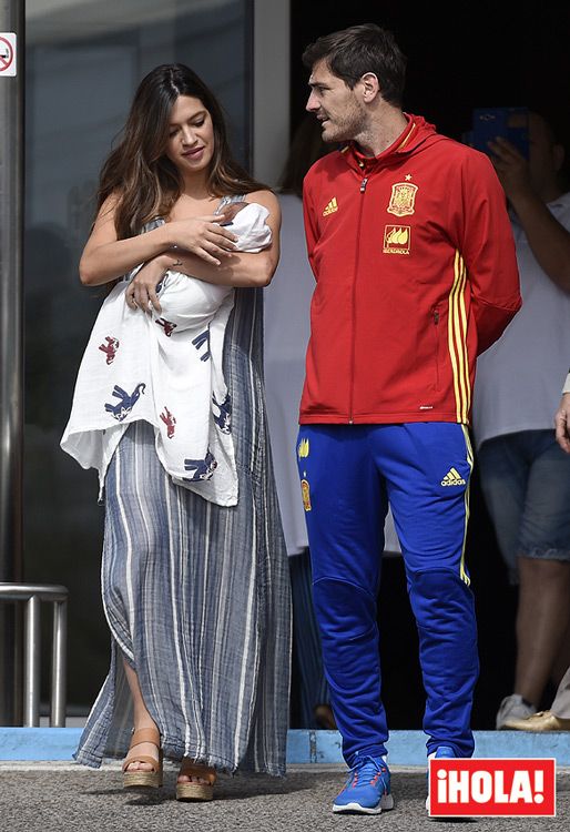 Sara Carboner e Iker Casillas a la salida de la Ruber con su segundo hijo Lucas