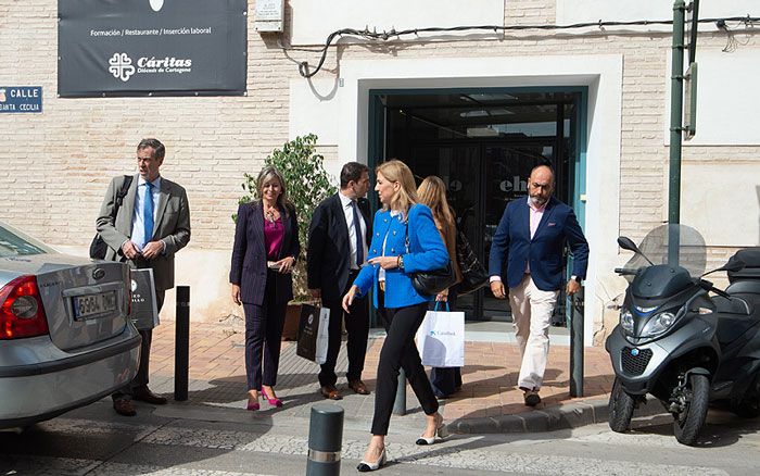 La infanta Cristina saliendo de la Escuela de Hostelería de Cáritas en Murcia