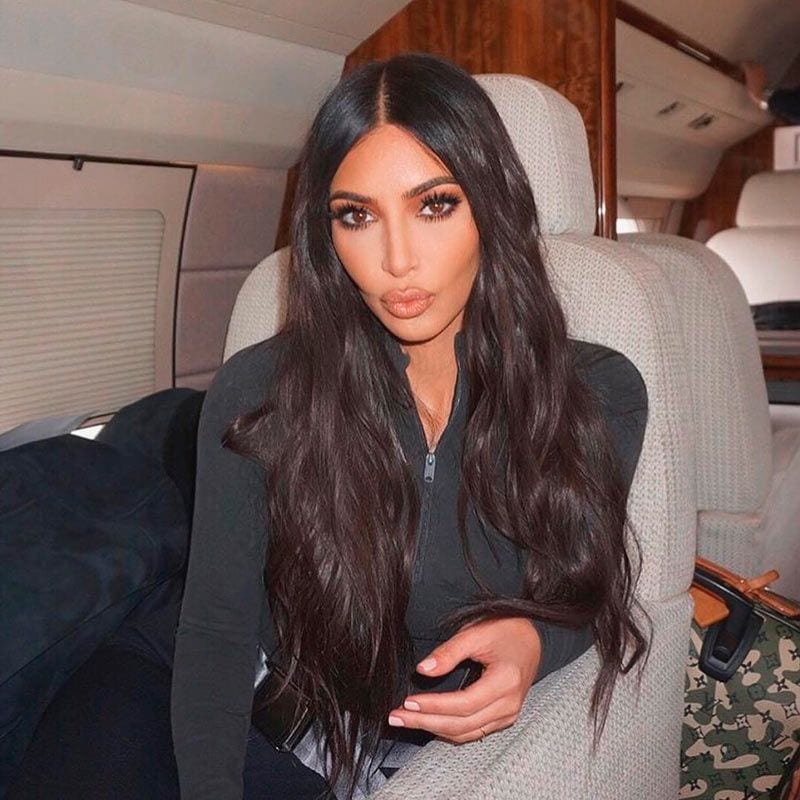 Kim Kardashian con labios nude y cabello suelto