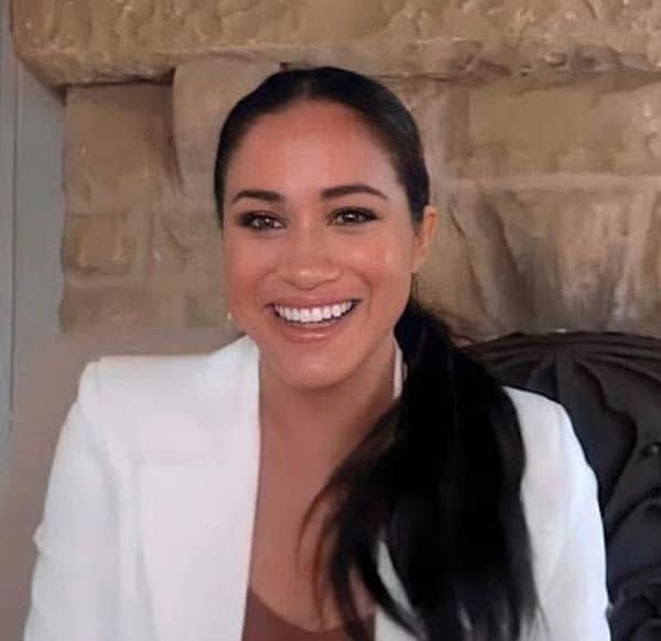 Meghan Markle con blazer blanca