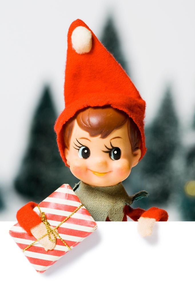 'Elf on the Shelf' es una curiosa tradición navideña, en la que los niños interactúan con un elfo juguetón que hace de las suyas 