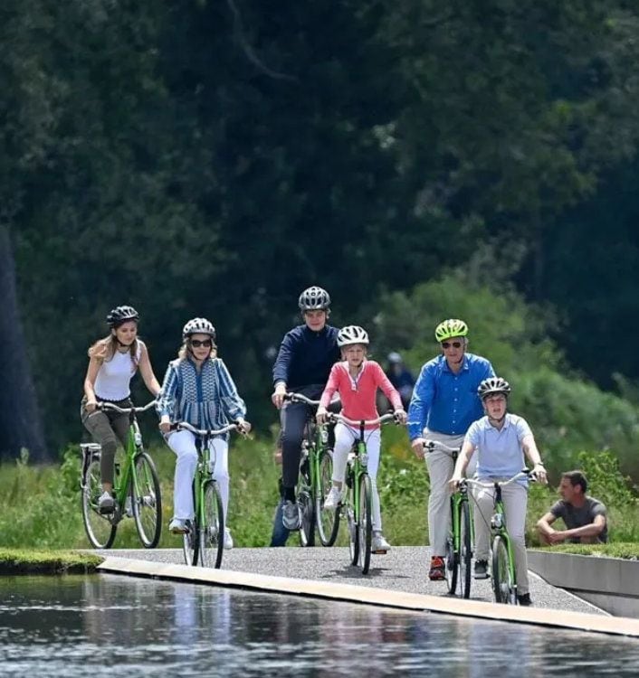 Familia Real Belga montando en bicicleta 