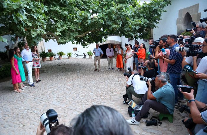 El paseo de los Reyes y sus hijas por los Jardines de Alfàbia