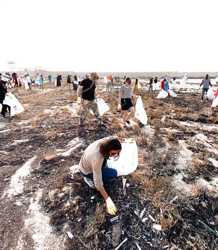 Ana Boyer, recogiendo basura en la playa de Doha