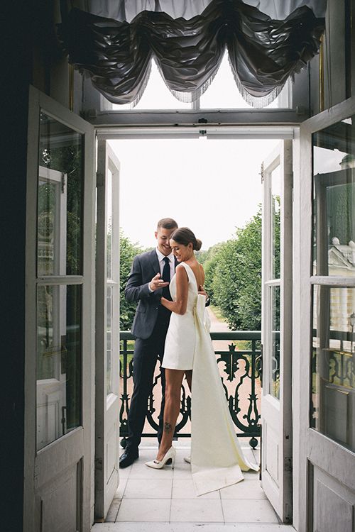 Boda en Rusia con una novia con vestido mini