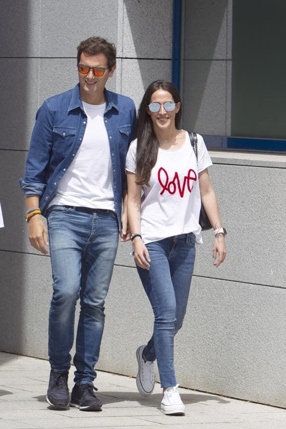 Malú y Albert Rivera saliendo juntos del hospital