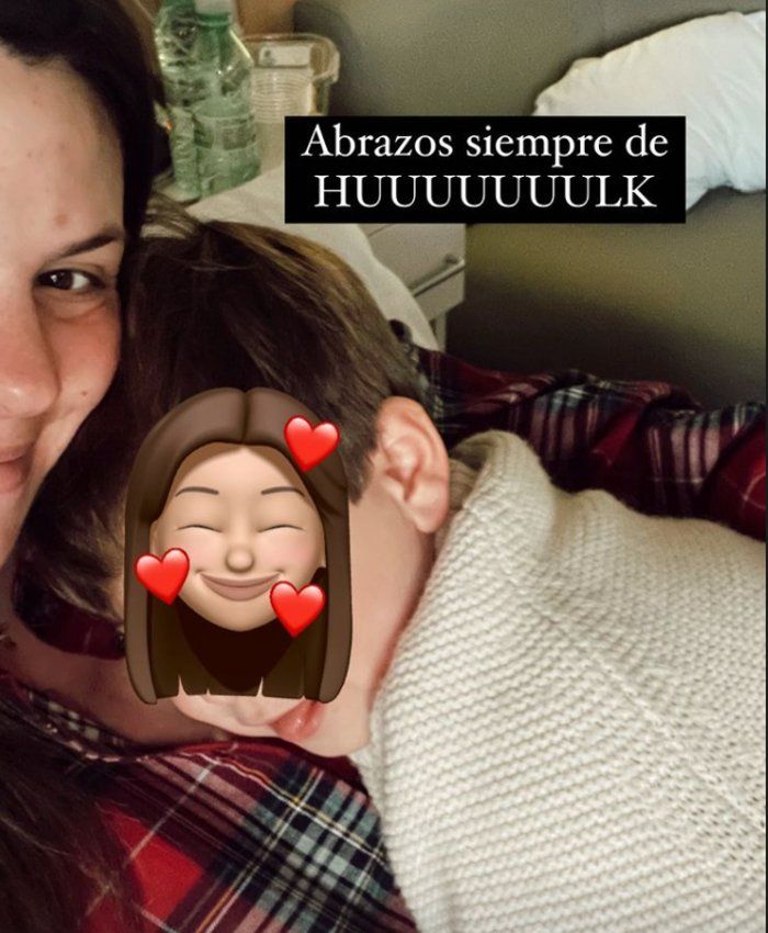 Laura Matamoros abraza a su hijo Mati 