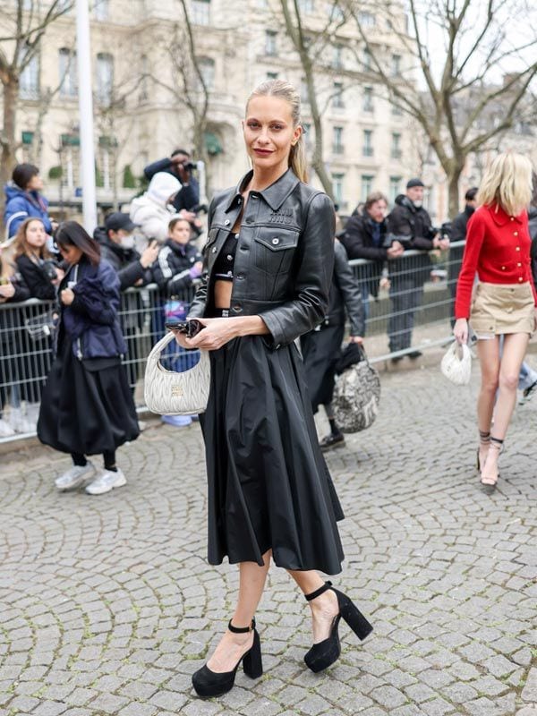 Poppy Delevingne yendo a un desfile