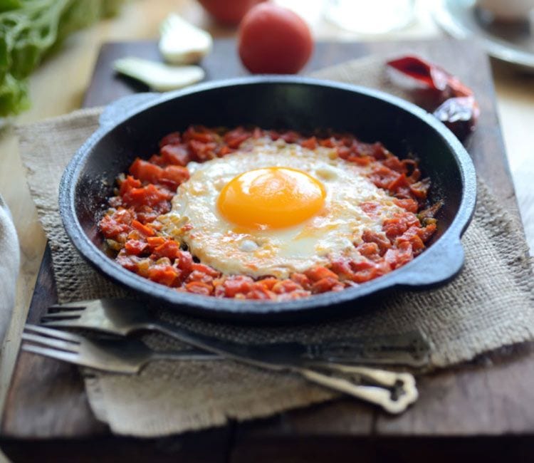 Huevos con pisto al microondas