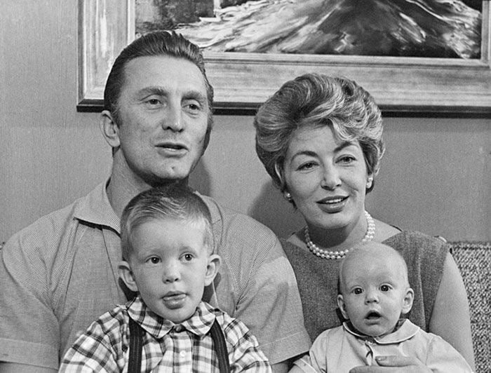 Anne y Kirk Douglas con sus dos hijos, Peter y Eric