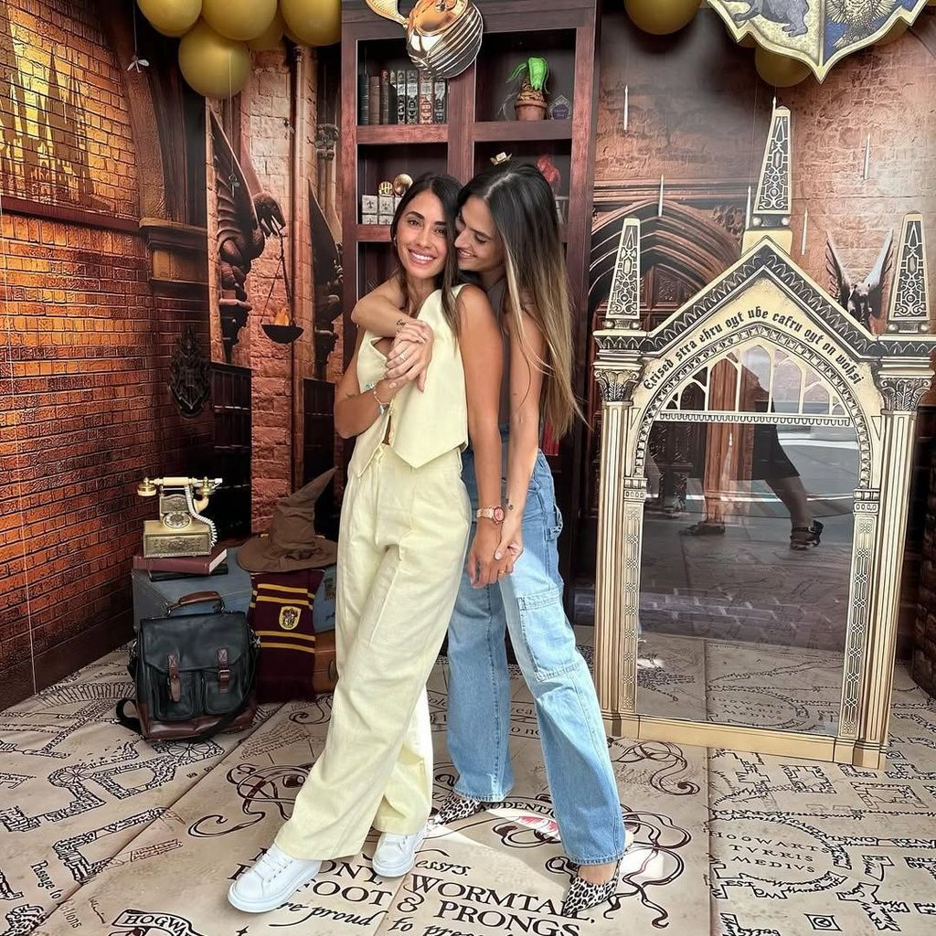 Antonela Roccuzzo  y Romarey Ventura en Universal