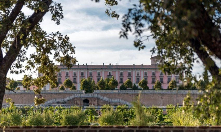 Fachada rosada del palacio del Infante don Luis.