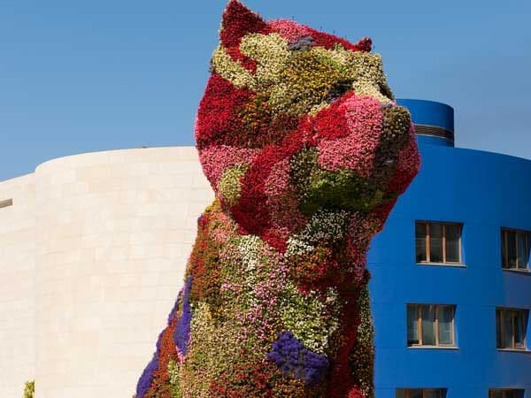 El Guggenheim de Bilbao acoge una retrospectiva de la obra de Jeff Koons, el creador de "Puppy" sorprende siempre a crítica y público.
