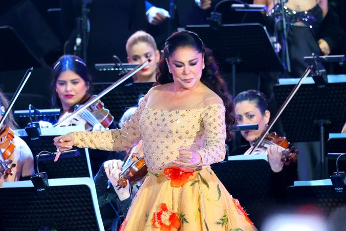 Isabel Pantoja bailando