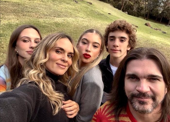 Juanes y Karen Martínez con sus hijos