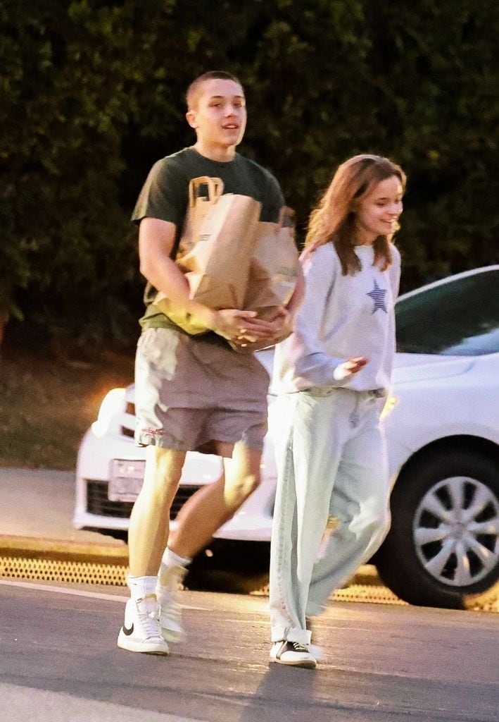 Los mellizos Jolie-Pitt salieron con varias bolsas del supermercado.