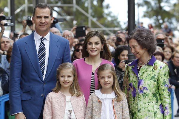 Los Reyes con sus hijas y la reina Sofía en Palma