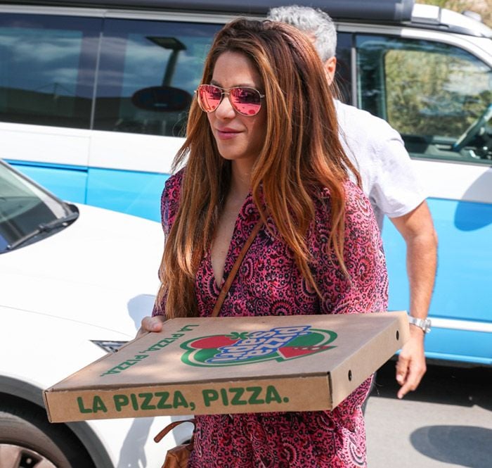 Shakira llevando pizzas al colegio