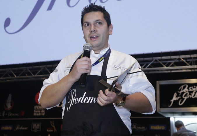 El chef Diego Gallegos recoge su premio al 'Cocinero relevación 2015'.
