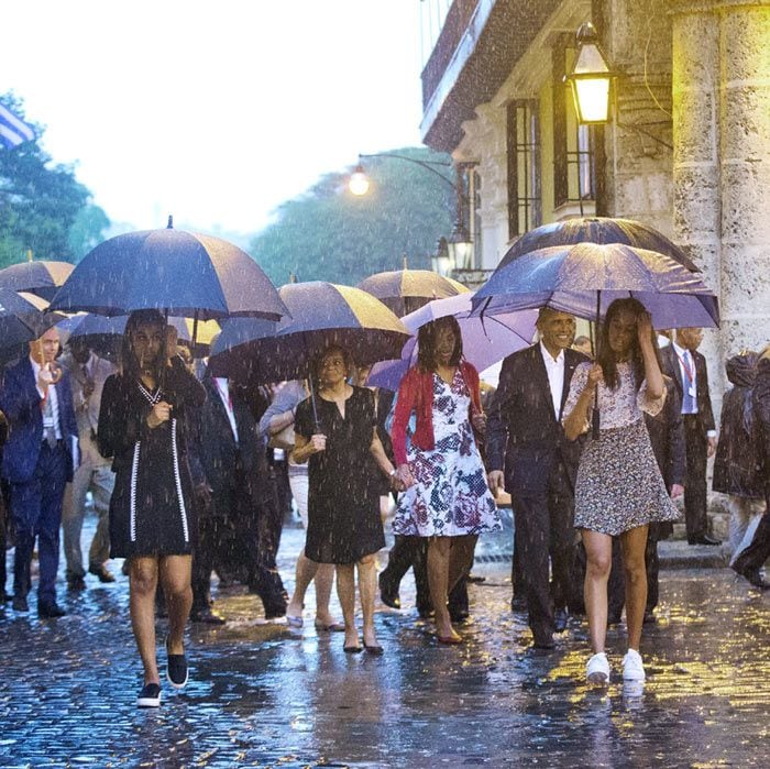 El Air Force One de Barack Obama aterrizó en Cuba acompañado de su mujer Michelle, sus dos hijas, Malia y Sasha, y su suegra, Marian Robinson. A pesar de que el tiempo no acompañaba y la lluvia no les dio tregua, la familia no dudó en salir a pasear por las calles de La Habana.
