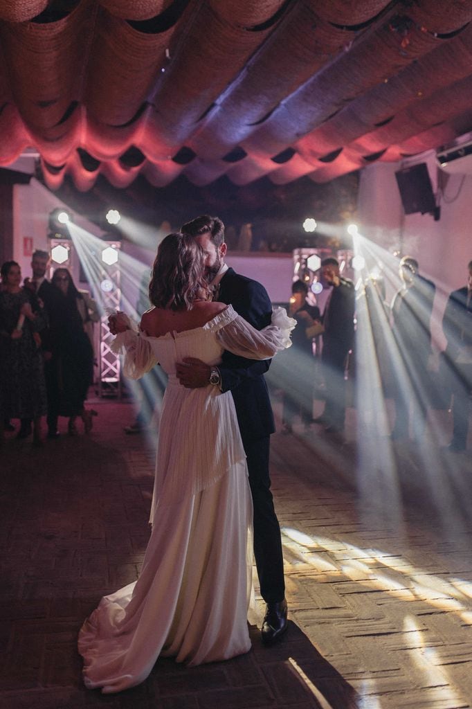 Pareja de novios bailando