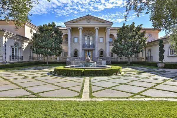 La impresionante fachada de estilo neoclásico de la mansión que Britney Spears se ha comprado en Thousand Oaks, una localidad situada a unos 70 kilómetros al noroeste de Los Ángeles.
