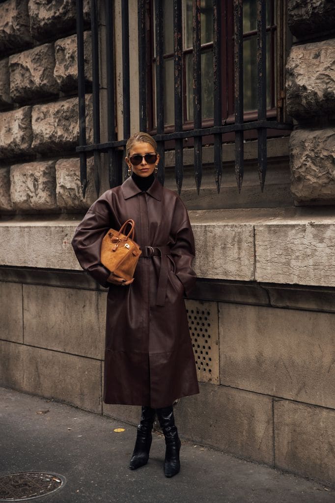 Street style, invitada con gabardina