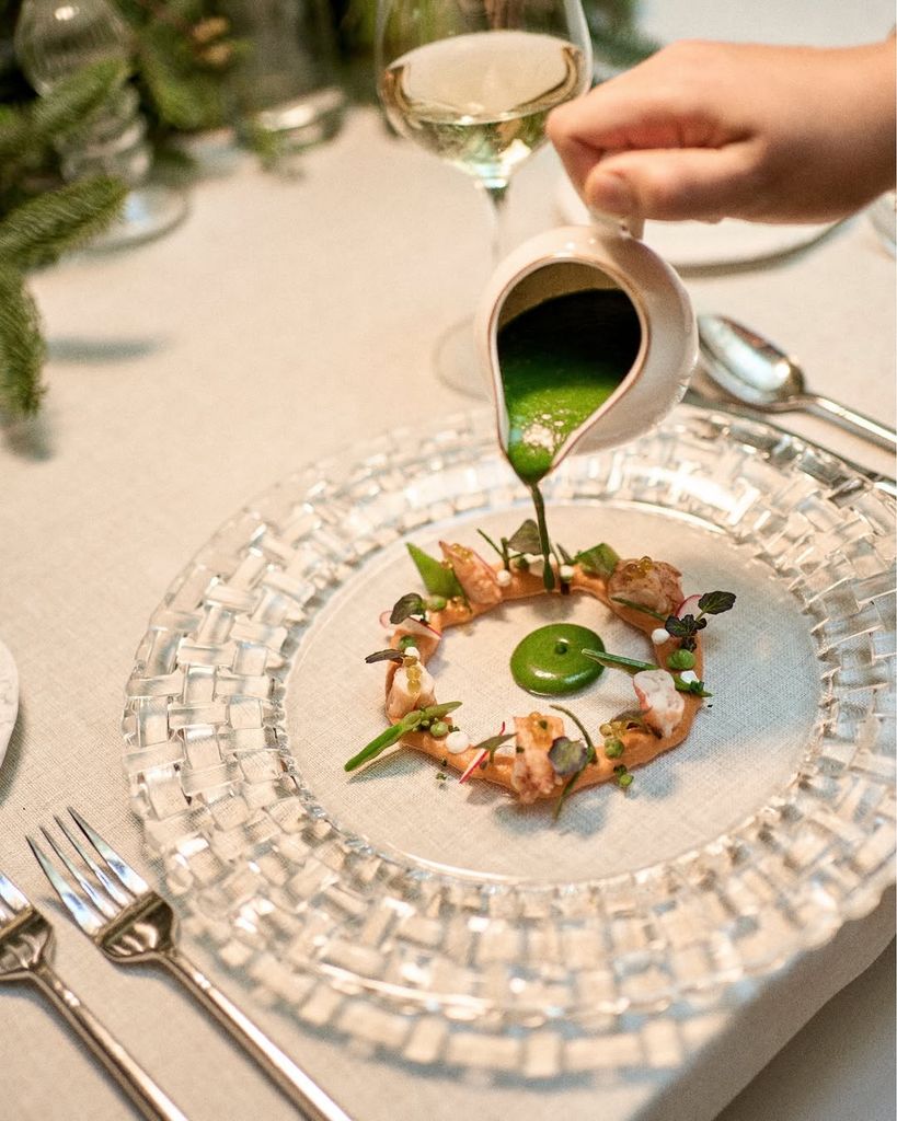 Templado de bogavante azul y cangrejo real sobre terciopelo de boniato, plato de Palacio de los Duques Gran Meliá