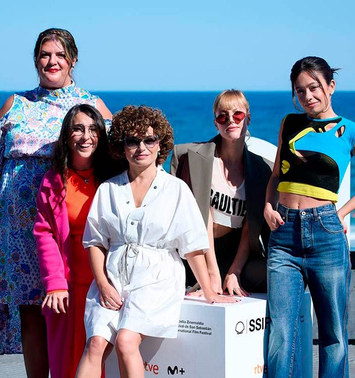 Durante la presentación en el Festival de San Sebastián de la serie 'Fácil' Anna R. Costa posó con su elenco de actrices, encabezado por Natalia de Molina y Anna Castillo