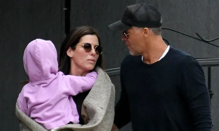 Sandra Bullock y Bryan Randall con uno de los hijos de la actriz