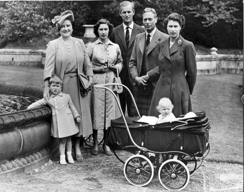 Isabel II, Felipe de Edimburgo con los padres de ella y sus dos hijos mayores