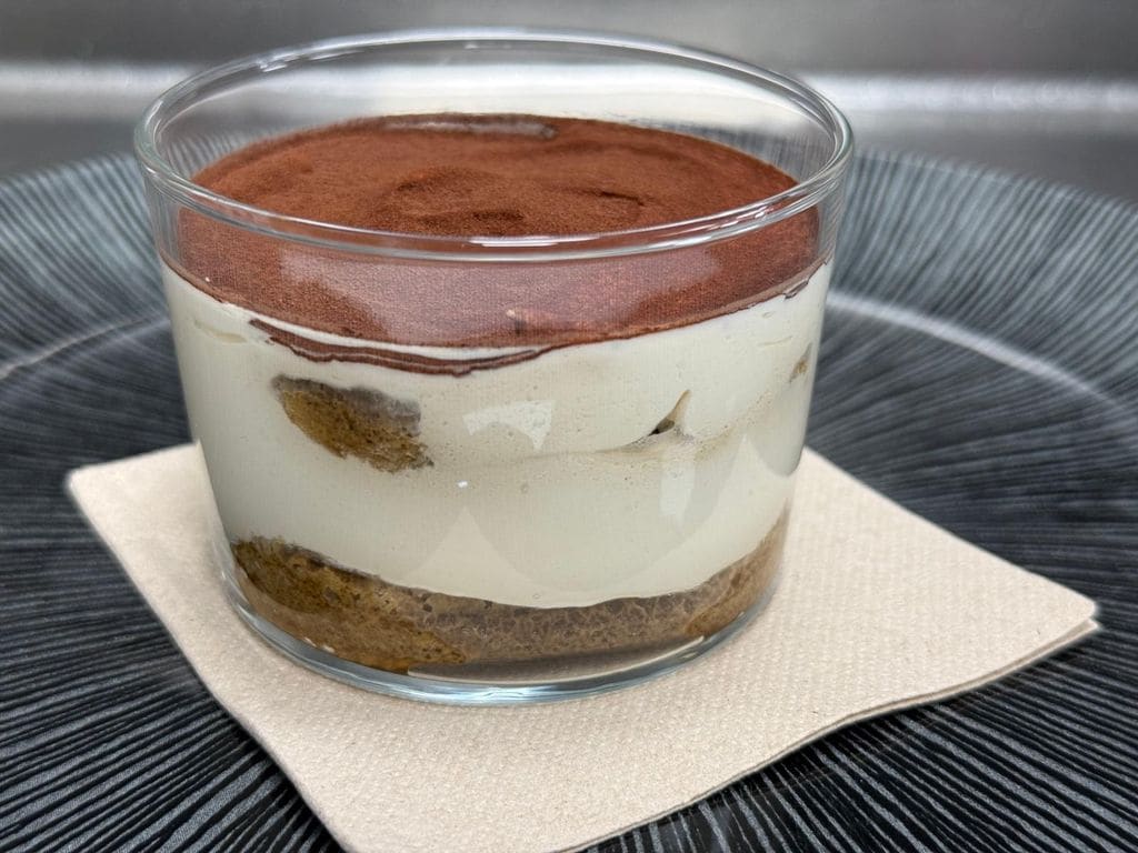 Boccondivino hace el clásico tiramisú y lo sirve en vasitos.